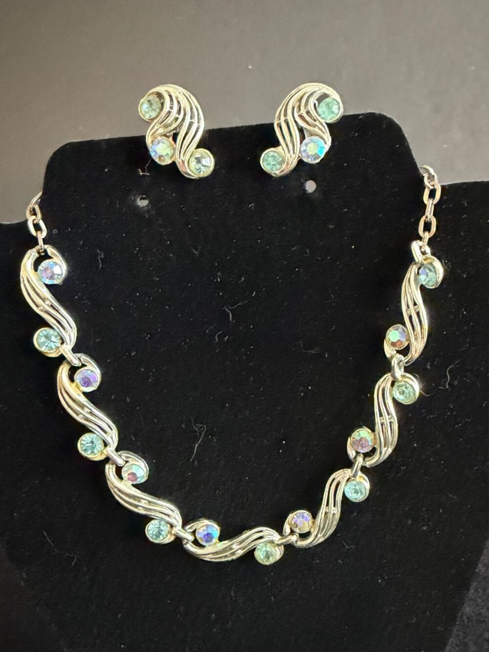 Vintage ‘Choker Style’ Silver Tone Necklace & Earrings w/Blue ‘Confetti’ Crystal - Picture 2 of 4